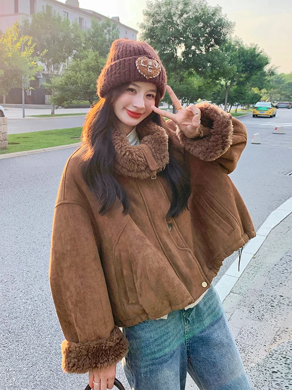 Karmelowy płaszcz z jagnięcej wełny, damski, skórzany i futrzany, ocieplany, z wykładanym kołnierzem, zimowy, ciepły, zapinany na zamek.