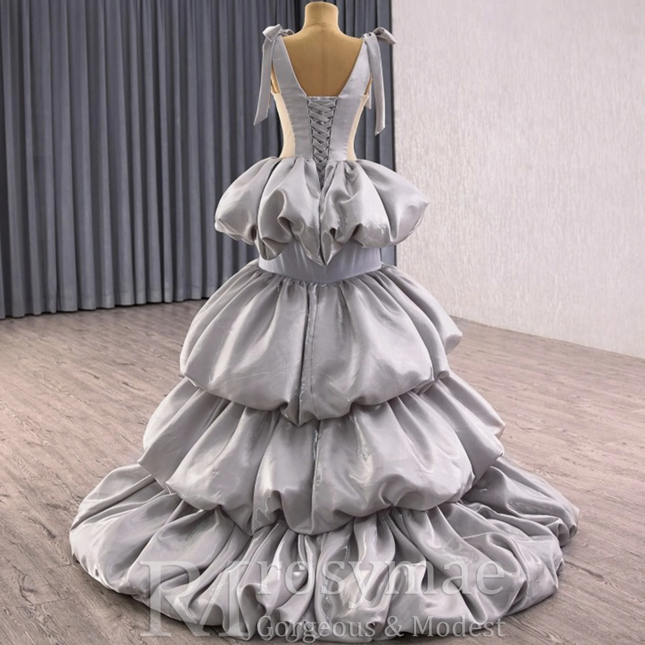 Rosymae Vestido de fiesta gris de alta gama con silueta acampanada con cuello en V y volantes en cascada Diseño sin espalda para eventos formales