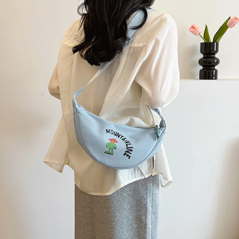 

2025 New Niche Design Fashion Shoulder Messenger Bag Large Capacity Nylon Bag Casual Versatile Embroidered Dumpling Bag