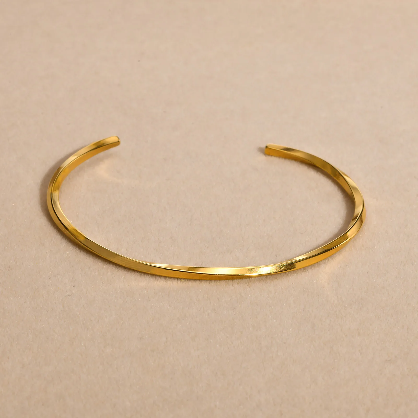 Vnox Chic Mobius Cuff Bangle Bransoletki Kobiety Mężczyźni, złoty kolor Wodoodporna cienka 4MM skręcona opaska ze stali nierdzewnej Biżuteria na prezent