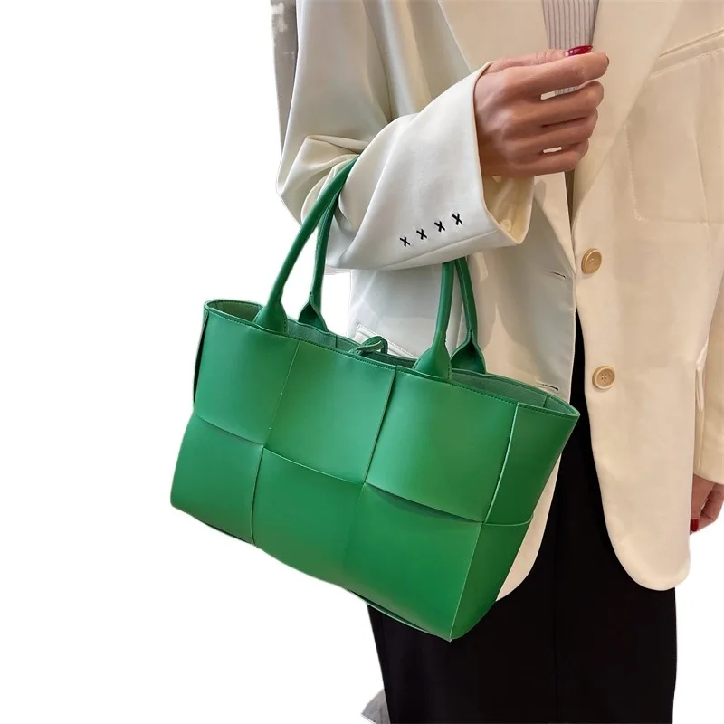 

Сетчатая красная большая сумка-сумка 2025 года, новая прилив, дачье чувство иностранного газа, женская сумка через плечо большой вместимости, сотни портативных сумок-тоут