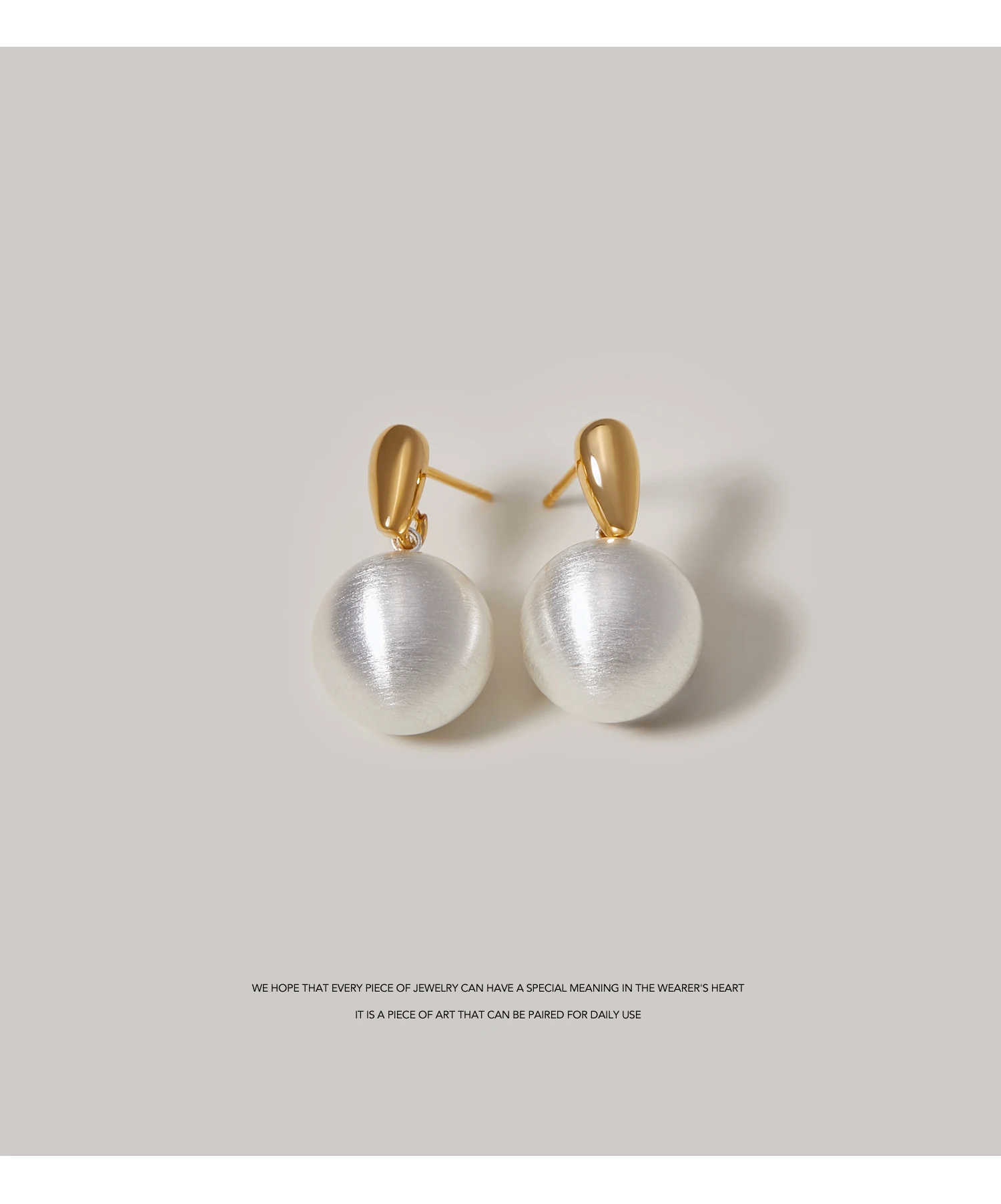 كرة صغيرة S925 أقراط إبرة فضية أنثوية خفيفة فاخرة متعددة الاستخدامات تصميم أقراط متخصصة ذات إحساس متقدم