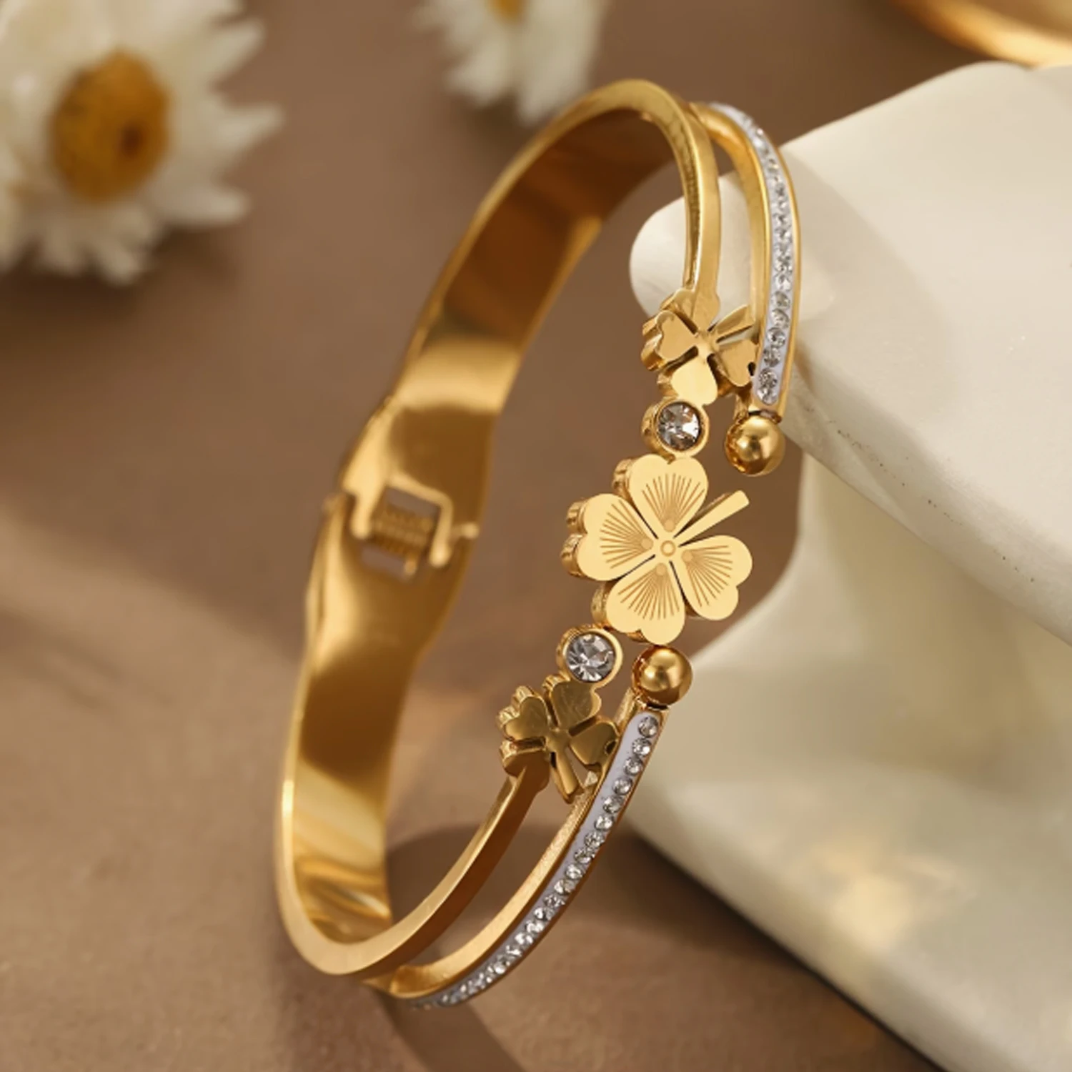Elegant Four-leaf Clover Pattern Stainless Steel Women's Shiny Bracelet, Waterproof Hollow Design, Couple's Proposal Party Gift