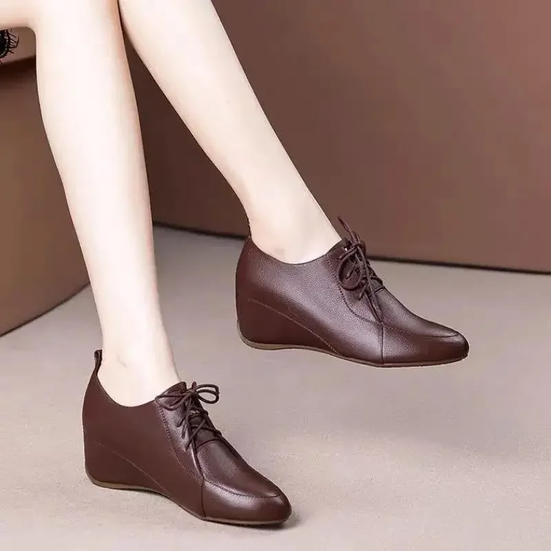 Botas Femininas Women Fashion Pointed Toe Wysokiej jakości lekkie botki na koturnie na wiosnę i jesień Brązowe buty A231