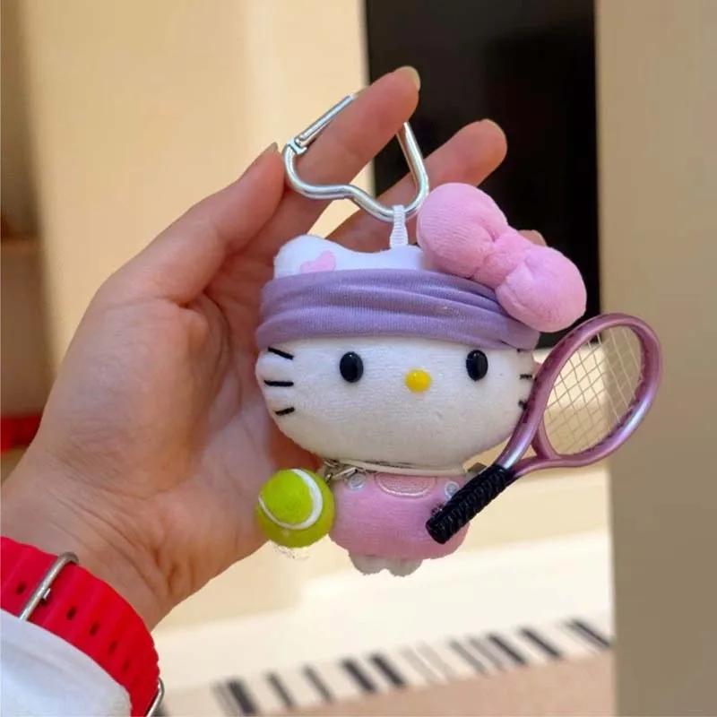 Llavero de peluche deportivo de Hello Kitty de Sanrio con licencia, colgante de muñeca de piel marrón, peluche blandito para mochila, regalo kawaii para niñas