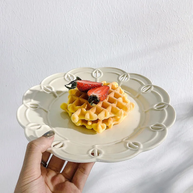 

European Retro Hollow Ceramic Plate Wedding Plate Home Restaurant Snack Plate Tray Dessert Plate Dinner Plate