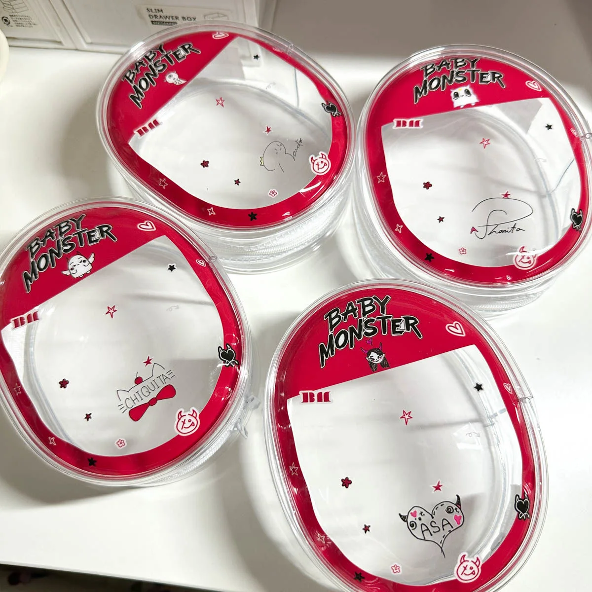 Babymonster Bm حقيبة صغيرة دمية حقيبة حقيبة الزخرفية 13.5*10.5*5 سنتيمتر الكرتون لطيف بولي كلوريد الفينيل حقيبة مستحضرات التجميل حقيبة رامي Ahyeon Rora Asa Ruka Chiquita Pharita Kpop