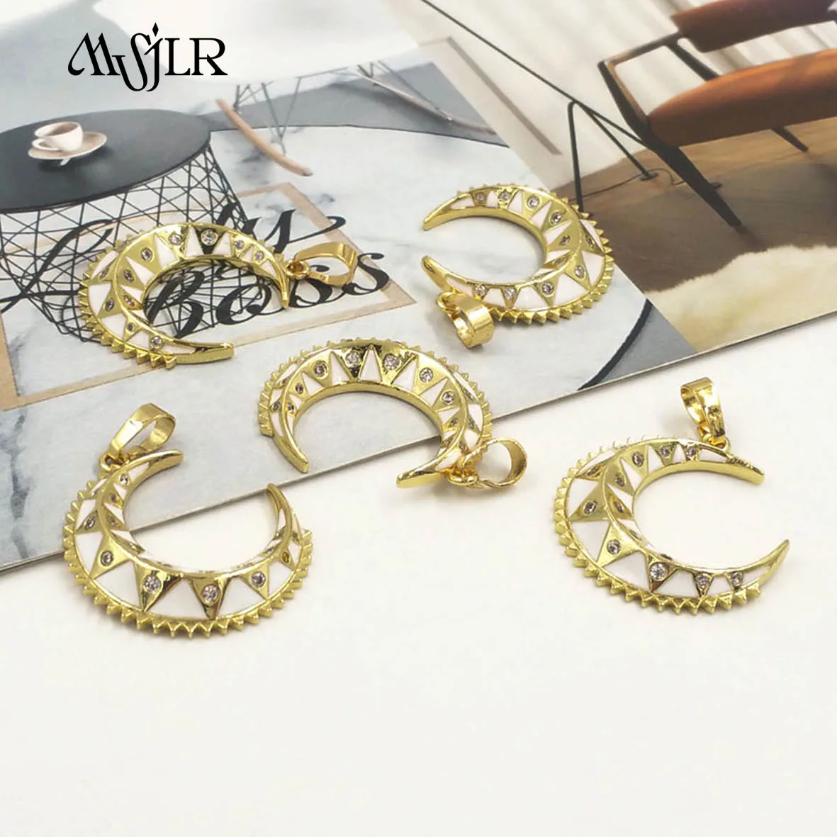 

MVP097 New Product Cubic Zircon Fashion Moon Shape Pendant With 18k Gold Plated For Women Daily ACCor Women Daily ACC