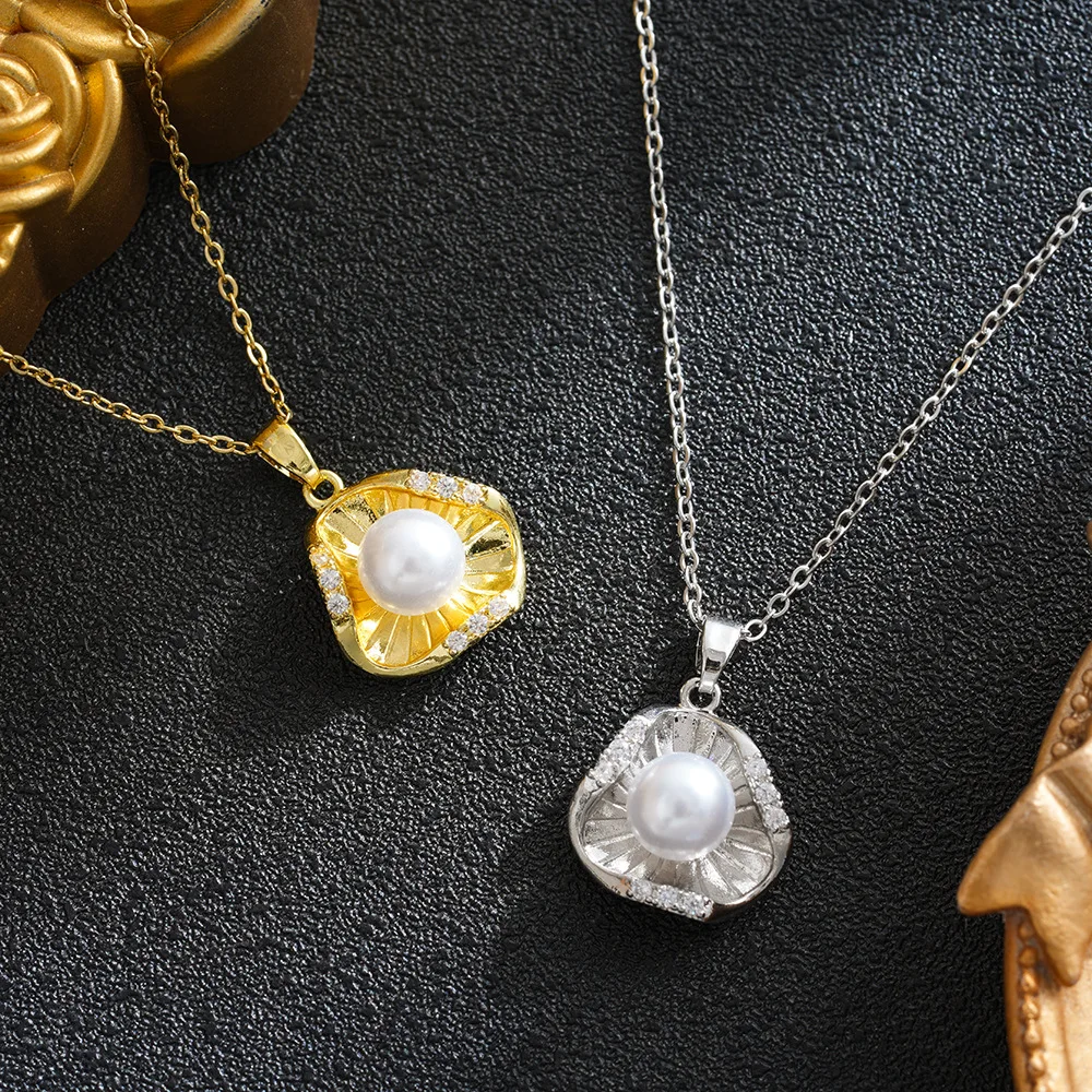 

2026 New Vintage Pearl Zircon Stainless Steel Necklace Triangle Flower Luxury Clavicle necklaces and pendants