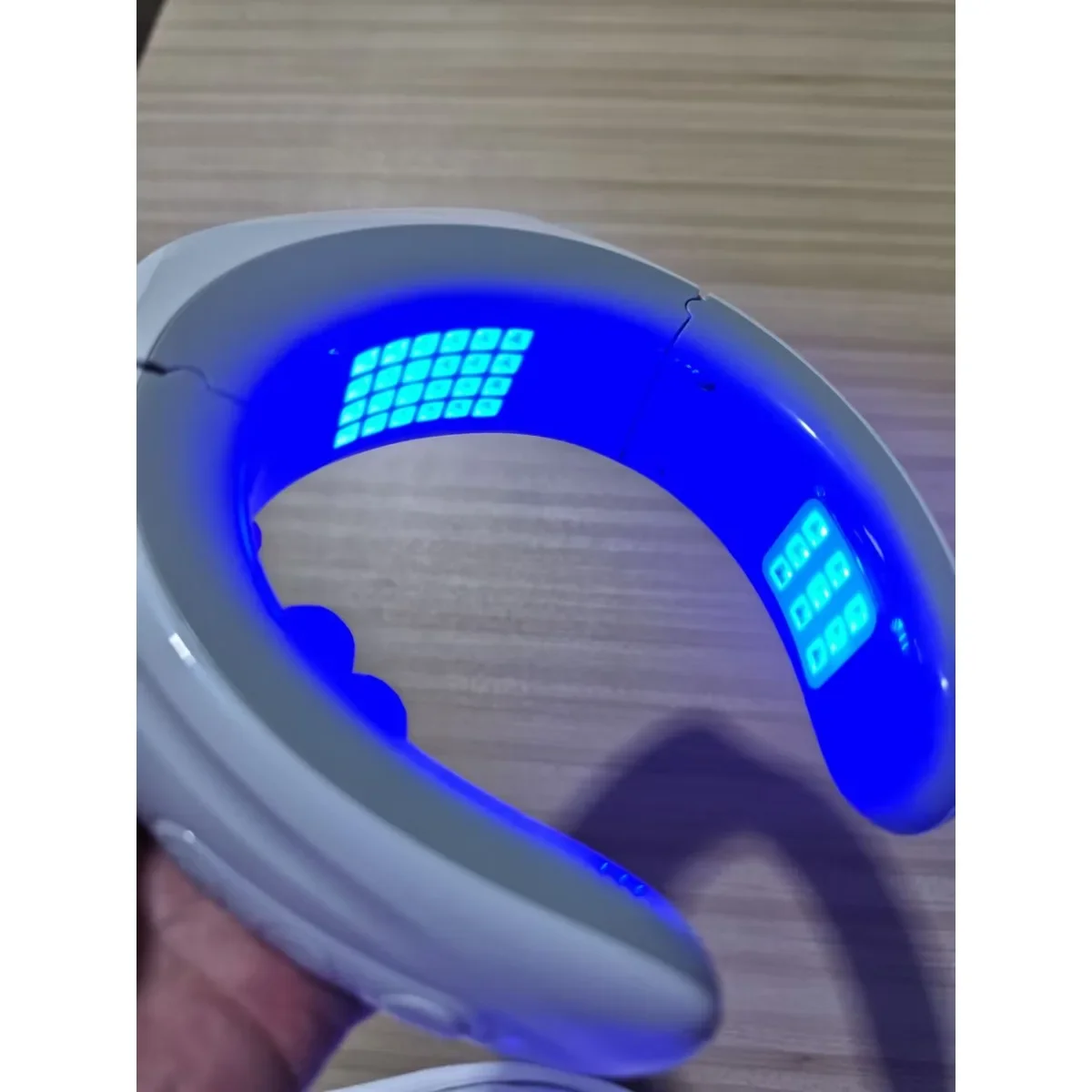 

Массажер для облегчения боли в шее, красный, синий свет, терапевтическое устройство, релаксация мышц плеч, портативный домашний уход