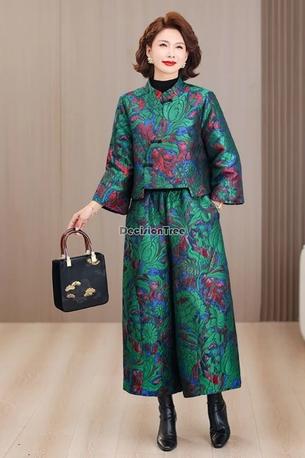 

Новый улучшенный китайский традиционный костюм Тан 2025 года: зимний утепленный комплект из модного чонсама и широких брюк для женщин.