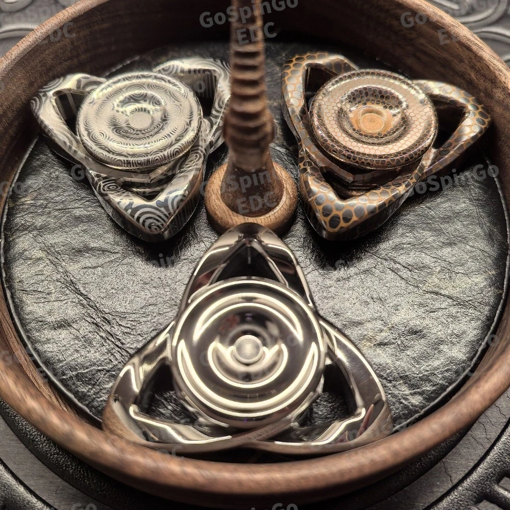 ฟิดเจ็ตสปินเนอร์ Bright Blood EDC String Sin Damasteel ของเล่นฟิดเจ็ตสำหรับผู้ใหญ่ ฟิดเจ็ตสปินเนอร์สามใบพัด ให้ความรู้สึกการใช้งานแบบไจโร