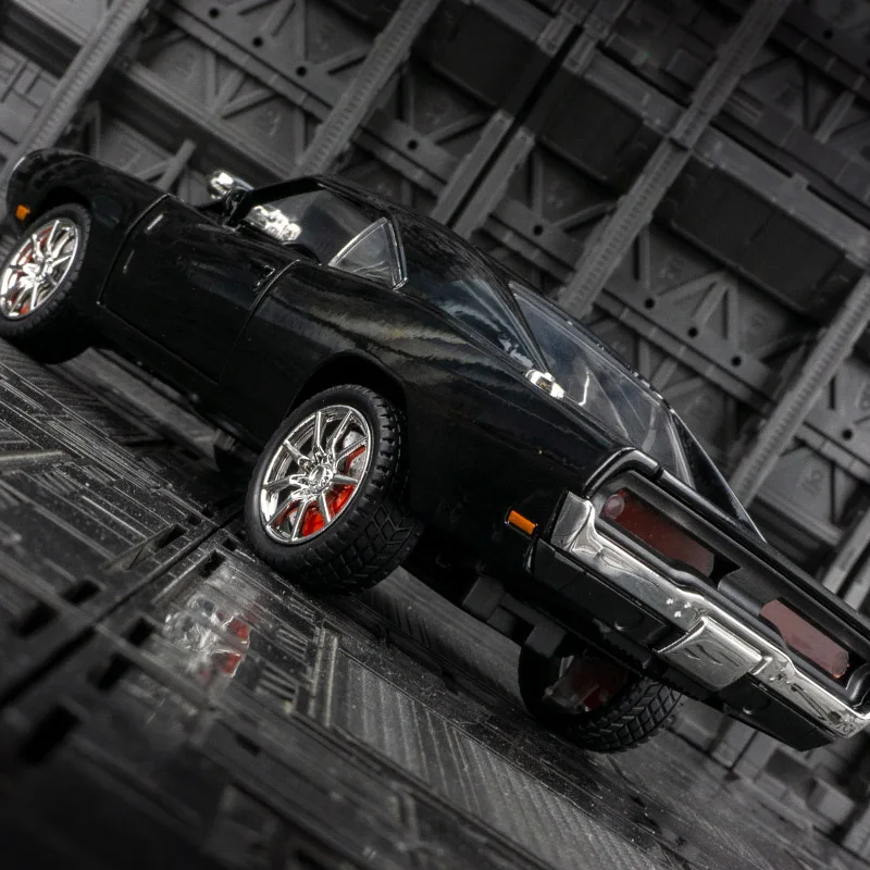 

1: 24 alloy car model ornament collection, doors and engine hood, trunk can be opened, children's sound and light return toys