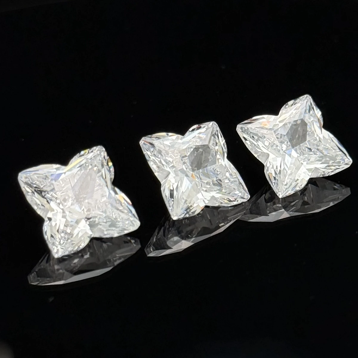

Mosangna 3X3-12X12mm White Cubic Zirconia Stone Four Leaf Flower Zircon Stone