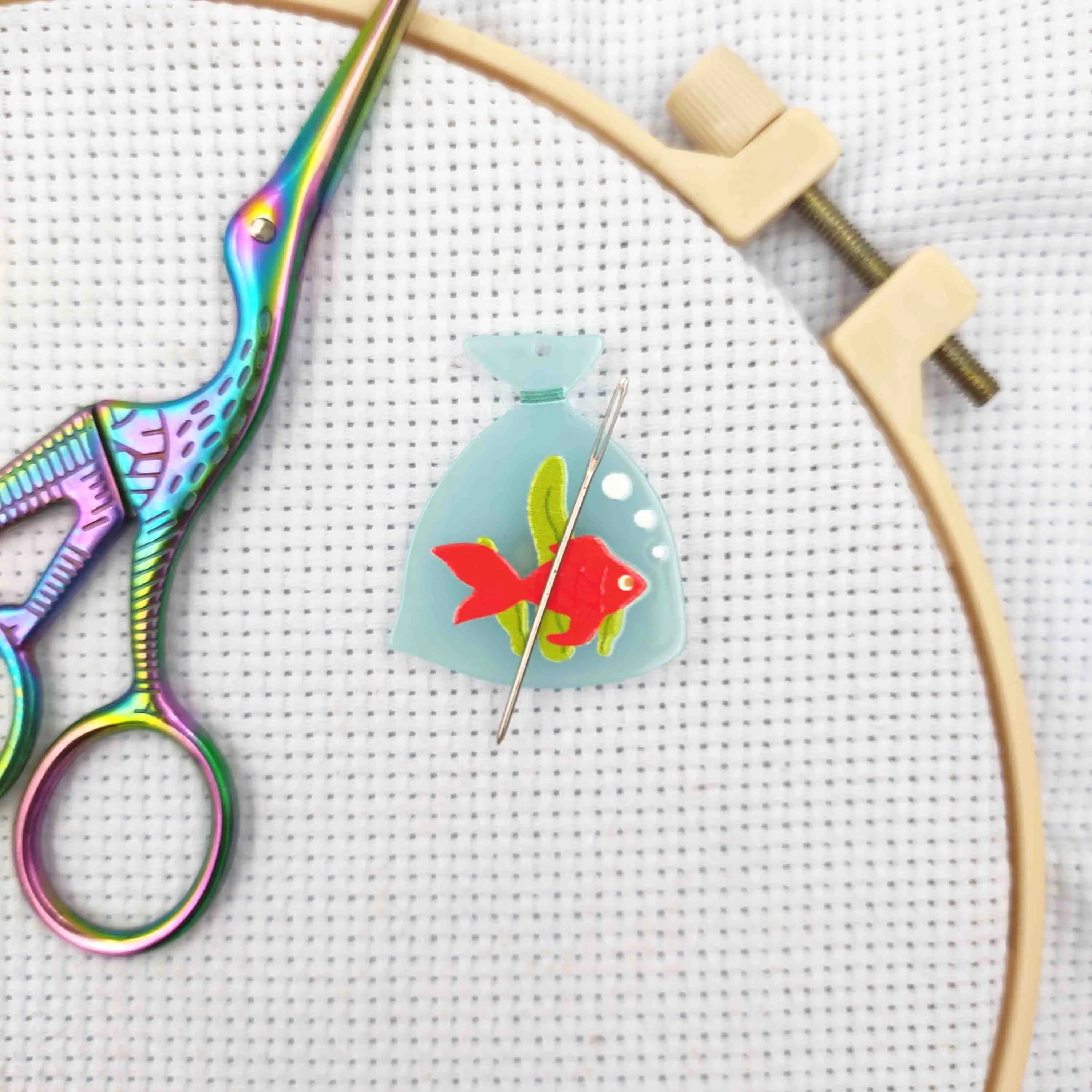 Magnetic Needle Minder magnete per cucire acrilico Needle Keeper Finder accessori per ricamo ago porta tata una borsa di pesce rosso