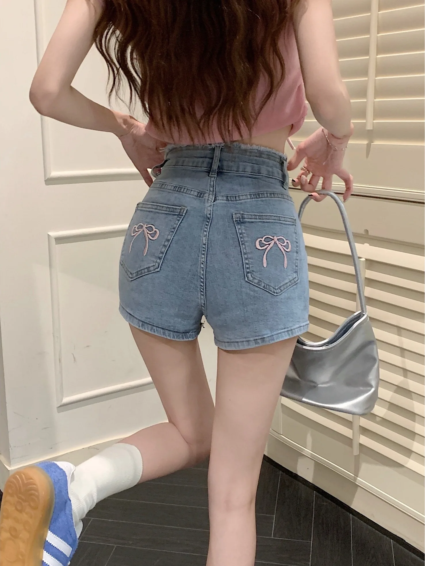 

Trendy Summer Short Jeans High Waist Embroidered Knot Frayed Straight Leg Slimming Hot Pants for Young Women