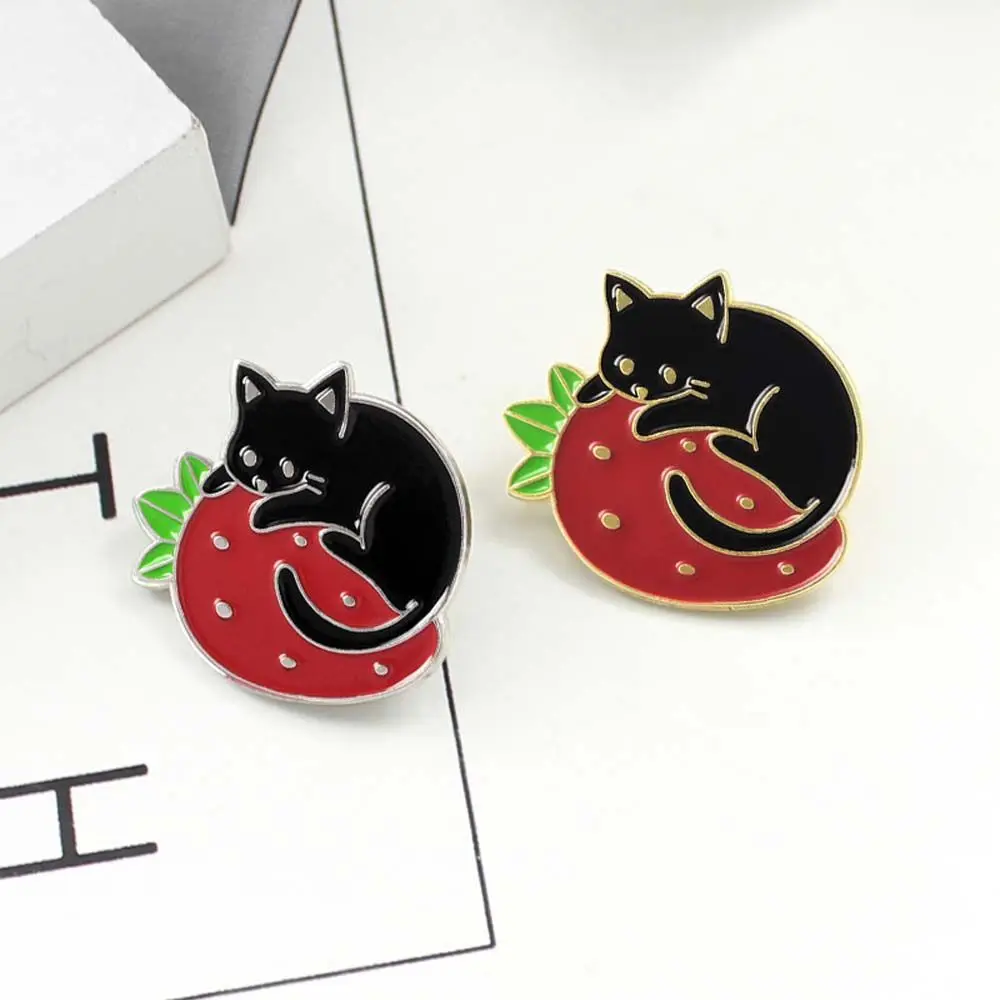 Lapel Brooch Pin para crianças, Bonito Strawberry Badge, Gato Preto, Esmalte Broches, Presente