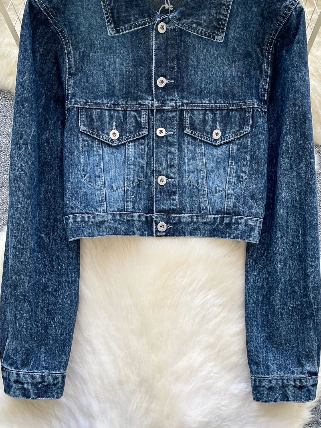 เสื้อแจ็คเก็ตยีนส์สไตล์เรโทรสำหรับผู้หญิง แฟชั่นเก๋ไก๋ลำลอง แขนยาว สีน้ำเงินเมทัลลิก ลุควินเทจ ระบายอากาศได้ดี ผลิตจากโพลีเอสเตอร์