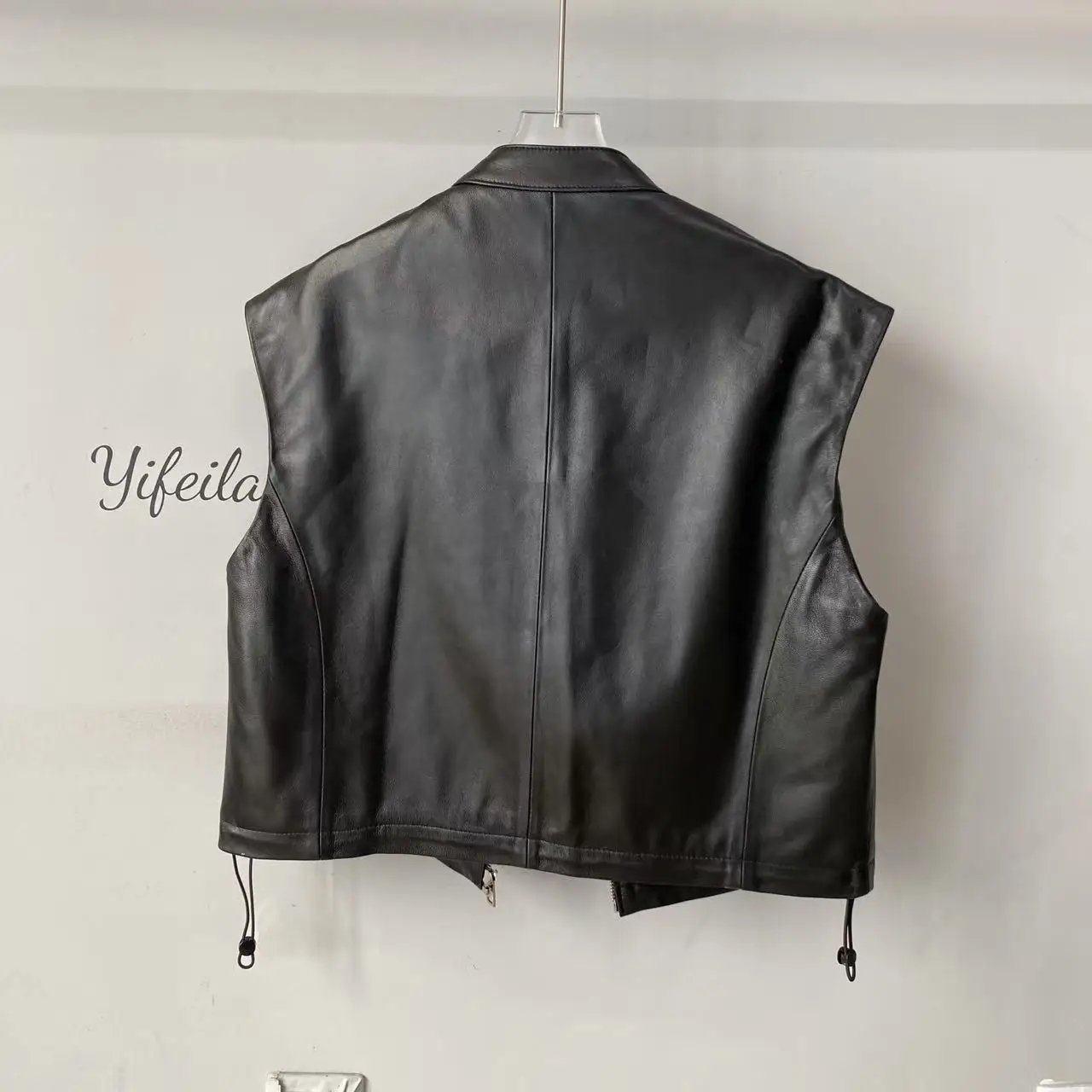 جديد خريف 2025 معطف نسائي من جلد eepskin الأصلي لراكبي الدراجات النارية من Jaet ort بقصة ضيقة ومتعدد الاستخدامات وسحاب للإغلاق