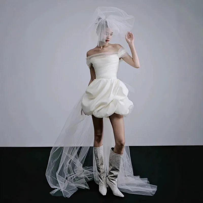 Französischer Stil Reise-Fotografie Leichtes Hochzeitskleid mit Einer Schulter Satin Trägerloses Brautkleid Kurzes Weißes Kleid Verlobungskleid