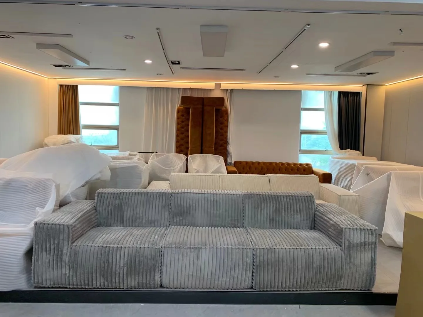 

Современный роскошный диван-кровать L-образной формы из вельветовой ткани с компрессионным наполнителем, регулируемый, для квартир и отелей, с прочной конструкцией и бескаркасным наполнителем из губки.