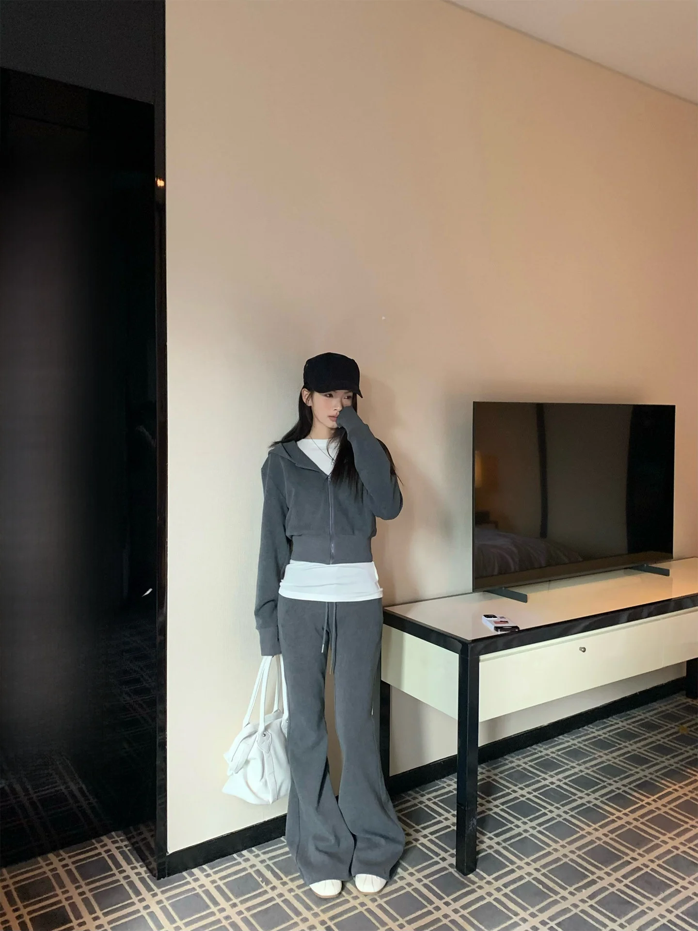 

Осенне-зимний комплект из двух предметов: толстовка с капюшоном и расклешенные спортивные брюки для женщин, длинный рукав, на молнии