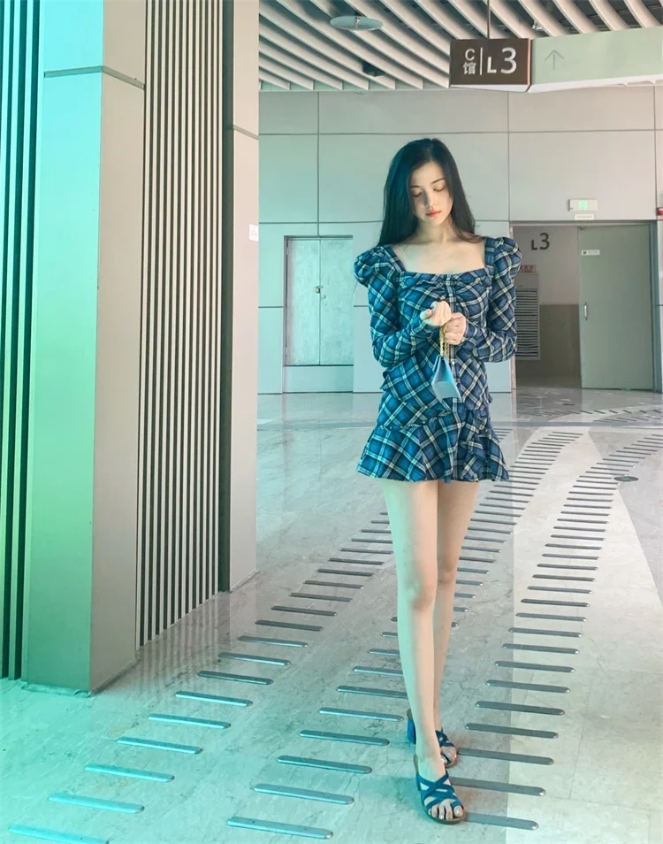 

Синий клетчатый комплект: топ с рукавами-фонариками и короткая юбка А-силуэта с высокой талией, женский модный ансамбль с боковыми вырезами и заклепками