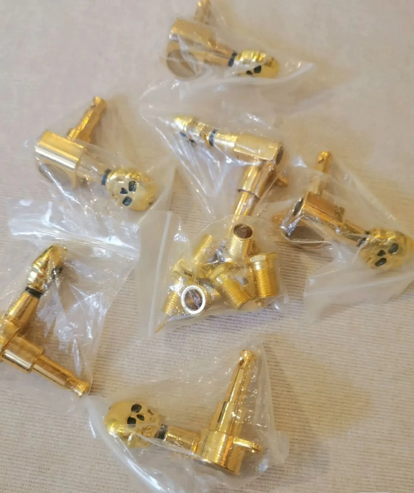 A Set Stock Defective 6R Gold Guitar String Tuning Pegs Set Golden Tuners Machine Heads for Electric Guitar Skull Head Button