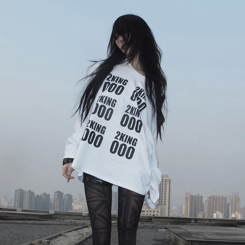 Karrcat Grunge Esthetiek Letter Print T-shirt Trashy jaren 2000 Stijl T-shirt met lange mouwen Japanse Y2k Witte losse tops Amerikaanse jaren '90