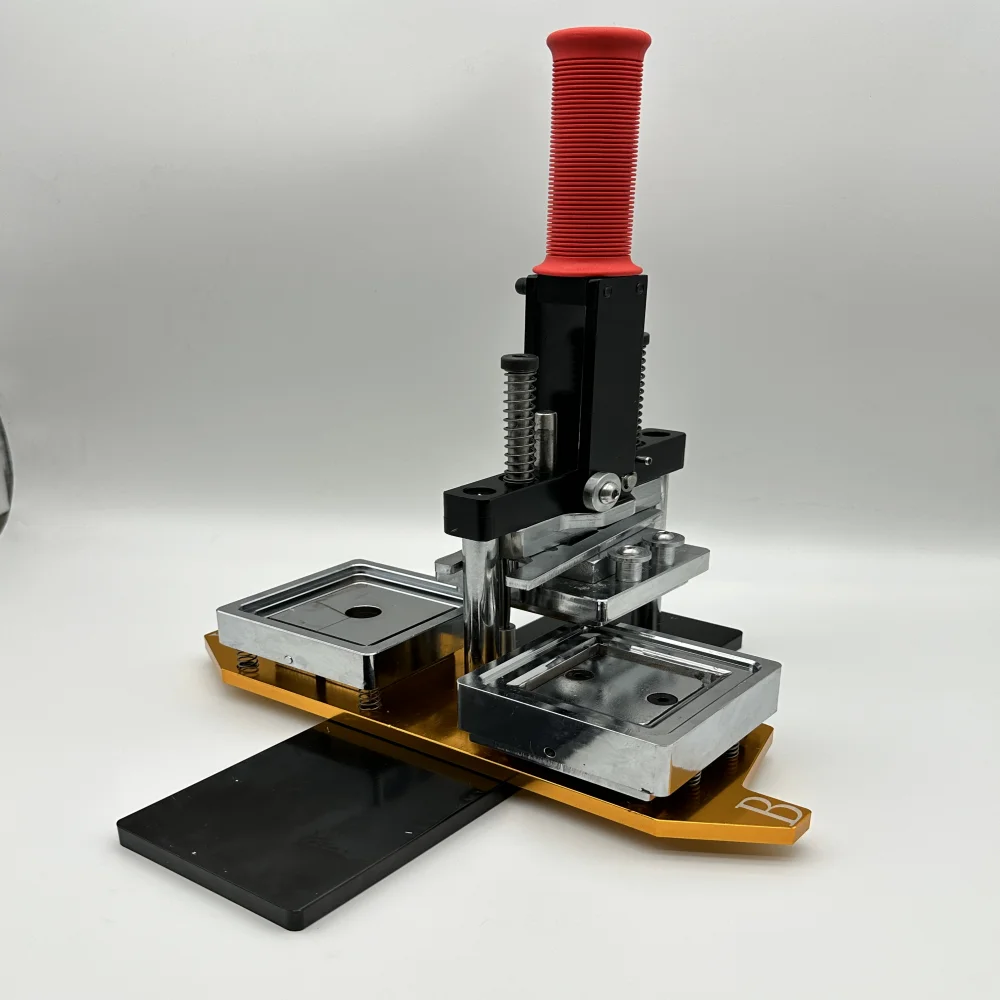 

Машина для изготовления прямоугольных магнитов на холодильник 50*50 мм, 63.5*63.5 мм, 2*2 дюйма, с резаком и 1000 шт. материалов для магнитов на холодильник