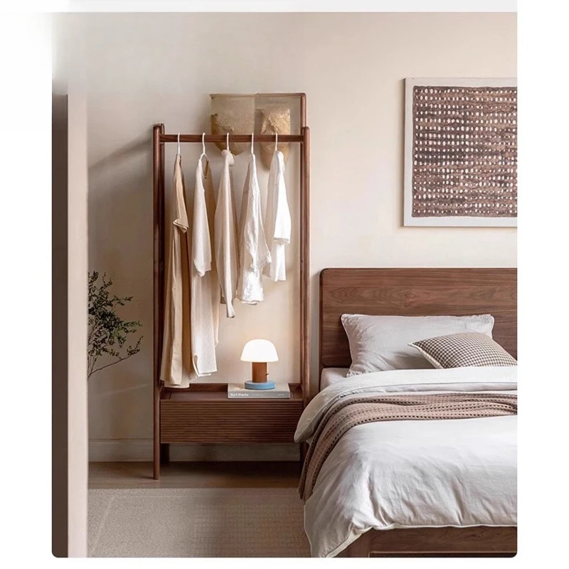 Massivholz-Kleiderbügel, Schlafzimmer-Kleiderständer aus schwarzem Walnussholz, vom Boden bis zur Decke reichender Kleiderständer
