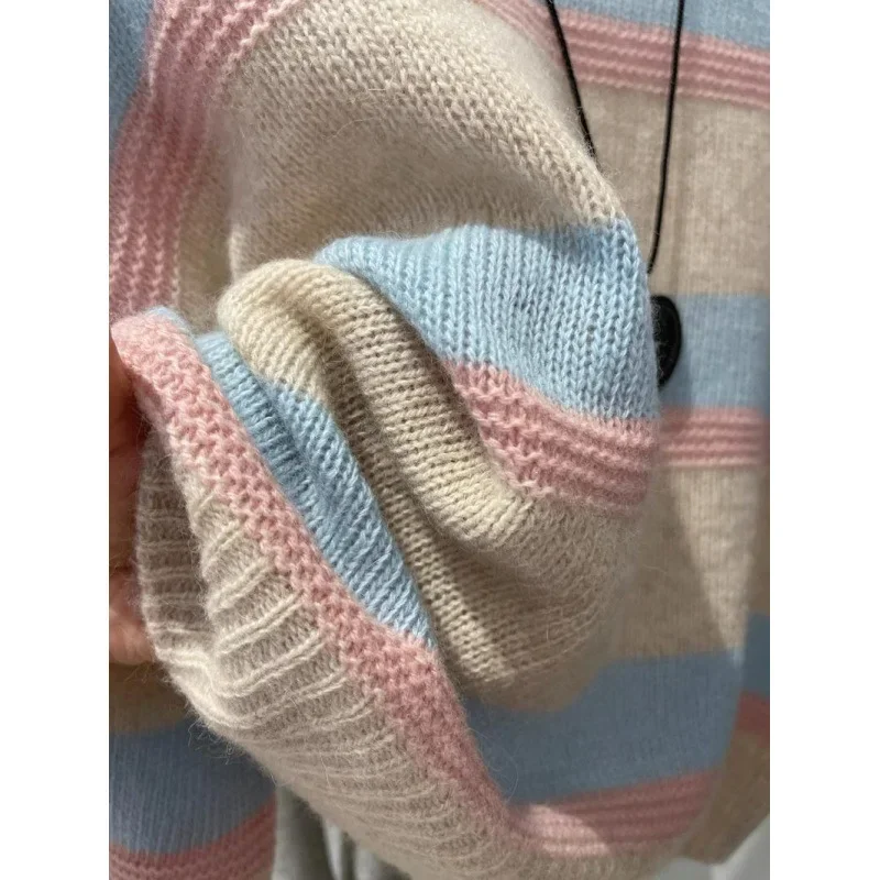 Sweter damski z okrągłym dekoltem, w paski, niebieski, kontrastowe kolory, luźny, uniwersalny, dzianinowy top, jesień 2025, płaszcz z długim rękawem.