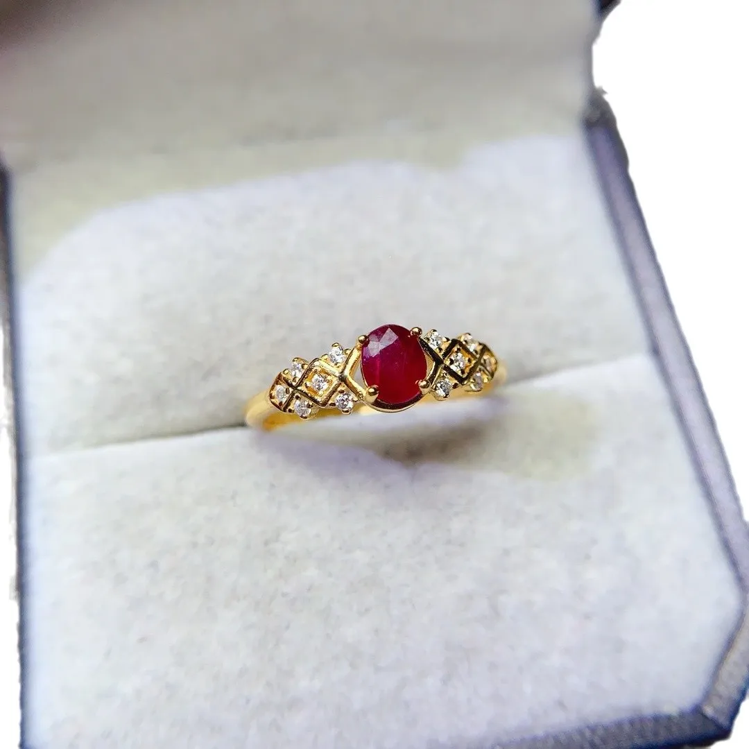 

Элегантное кольцо из натурального рубина из стерлингового серебра 925 пробы. Роскошные женские ювелирные изделия, разработанные профессиональным модельерром.