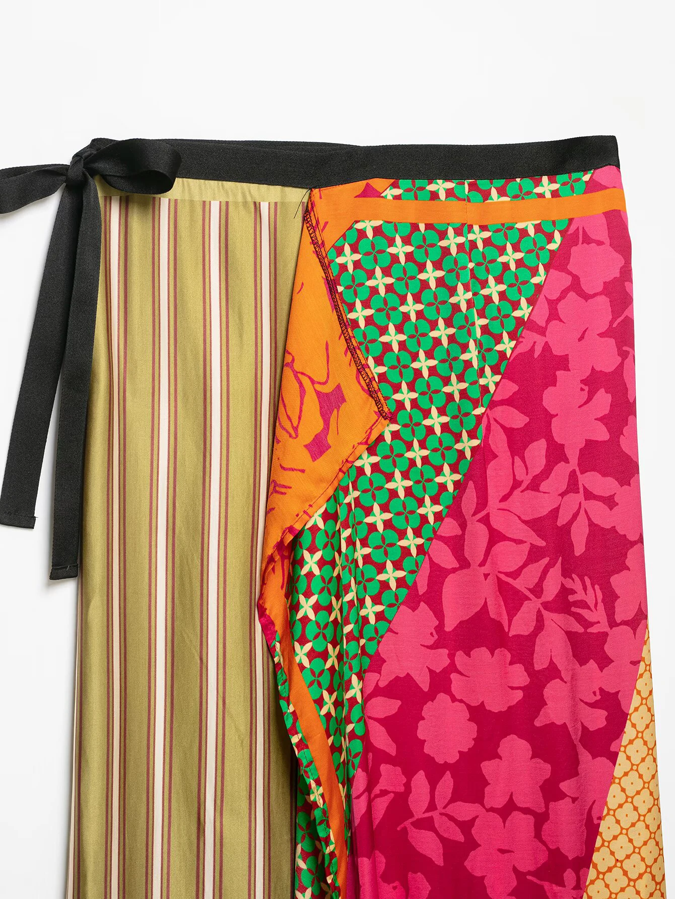 Sommerliches Damen-Set mit tiefem V-Ausschnitt, sieben Viertelärmeln, geblümtem und gestreiftem Print, Jacke und Wickelrock mit mittelhohem Bund. – Detail 10