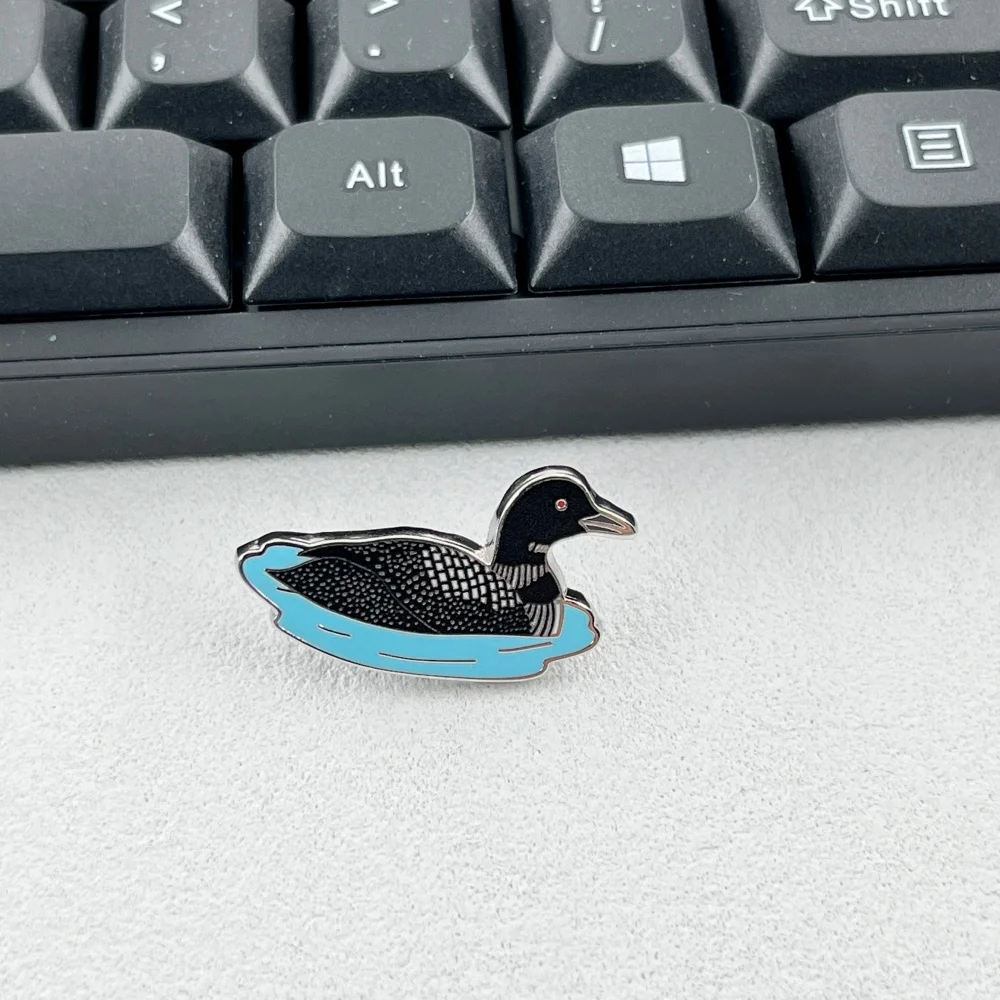 Common Loon Metallbrosche, niedliche Wasservogel-Emaille-Anstecknadel, kanadisches Great Northern Taucher-Abzeichen, Kleidungs- und Rucksack-Reversnadel, Naturgeschenk – Detail 7
