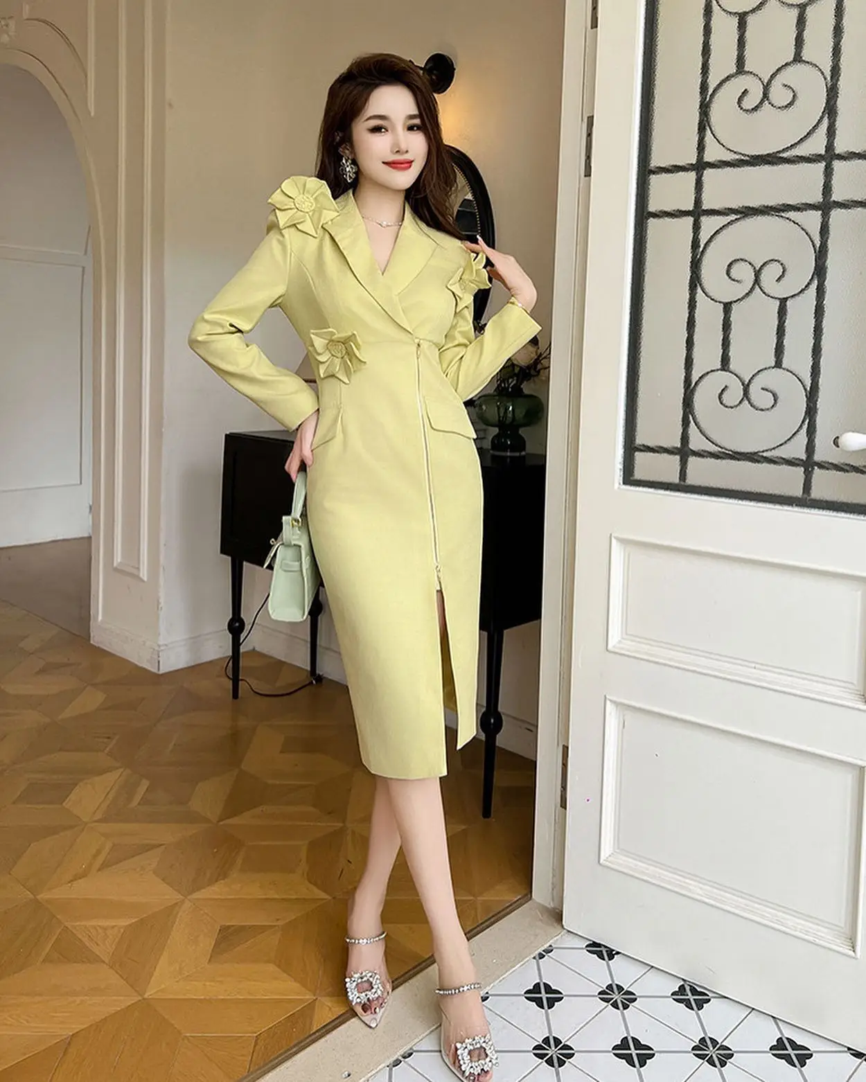 カスタムメイドの気質に合うジャージ素材のストレート3Dフラワーイブニングドレス、高品質ロングスリーブ、Vネック、膝丈、セレブリティガウン