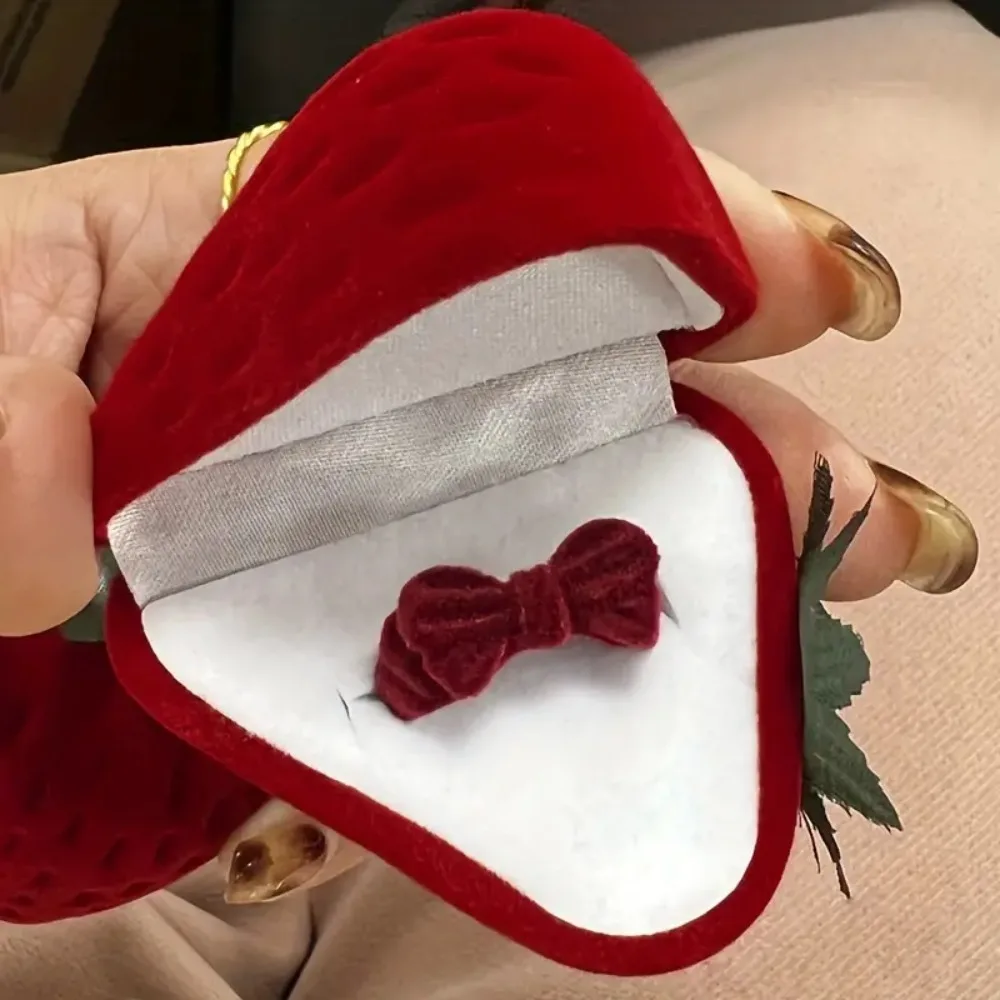 

Lining Popular Strawberry Ring Box Cute Velvet Strawberry Jewelry Boxes Elegant Fashion Red Ring Box Wedding Proposal Gift
