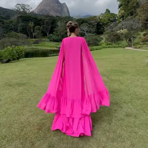 2025 ฤดูร้อนสีชมพูร้อนชีฟองชุดราตรีชุดราตรีอย่างเป็นทางการ V คอ Cape Sleeve Elegance ชุดแต่งงาน FBساتة