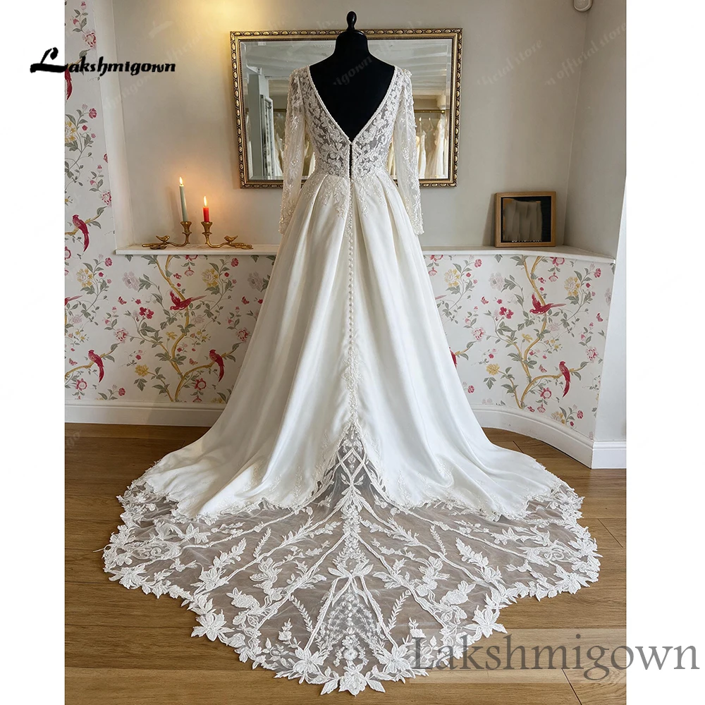 Lakshmigown Langarm-Spitzen-A-Linien-Hochzeitskleid mit tiefem V-Ausschnitt, Satin-Brautkleid mit Kathedralenschleppe, maßgeschneidert – Detail 6