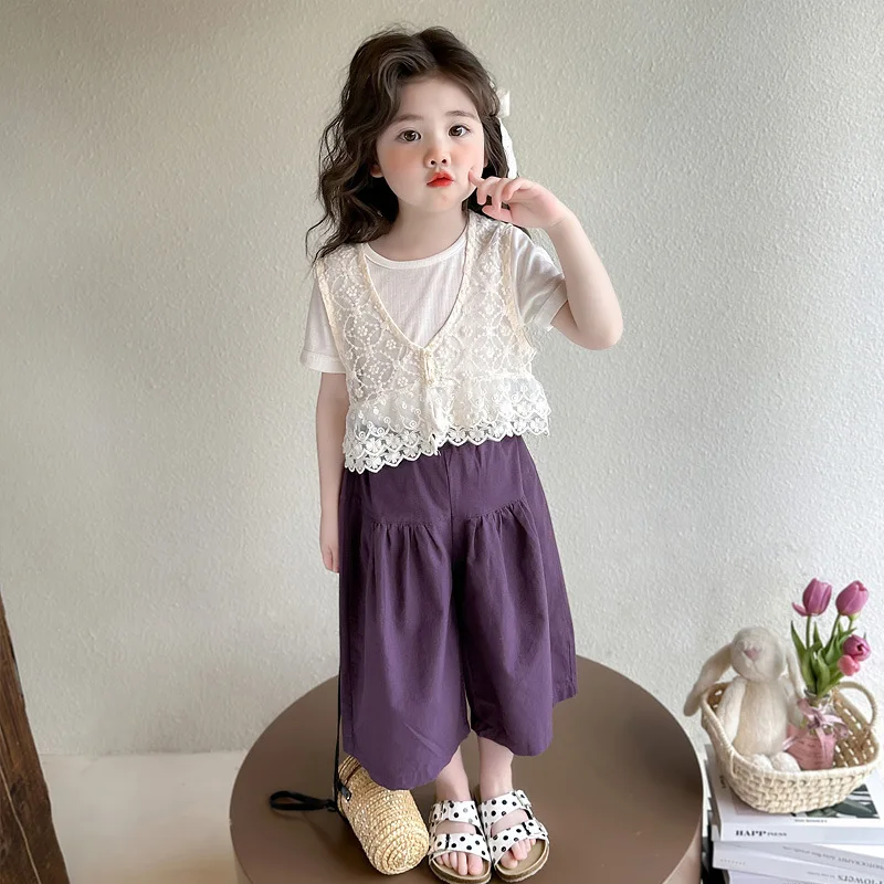 

Новинка 2023 года, комплект для девочек, летний топ с короткими рукавами, кружевной жилет, модные широкие брюки в корейском стиле, комплект из двух предметов