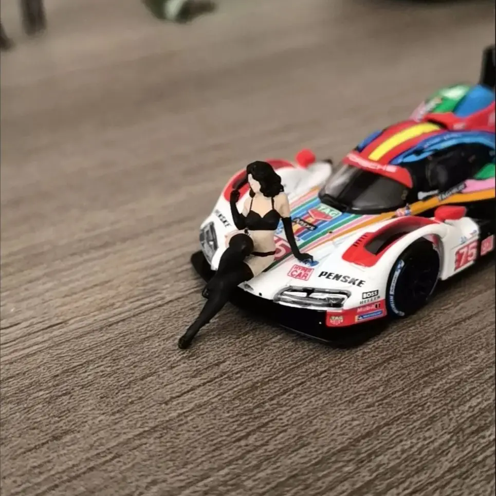 1/64 Statische pop DIY handgeschilderd harsbeeldje zwarte jurk automodel