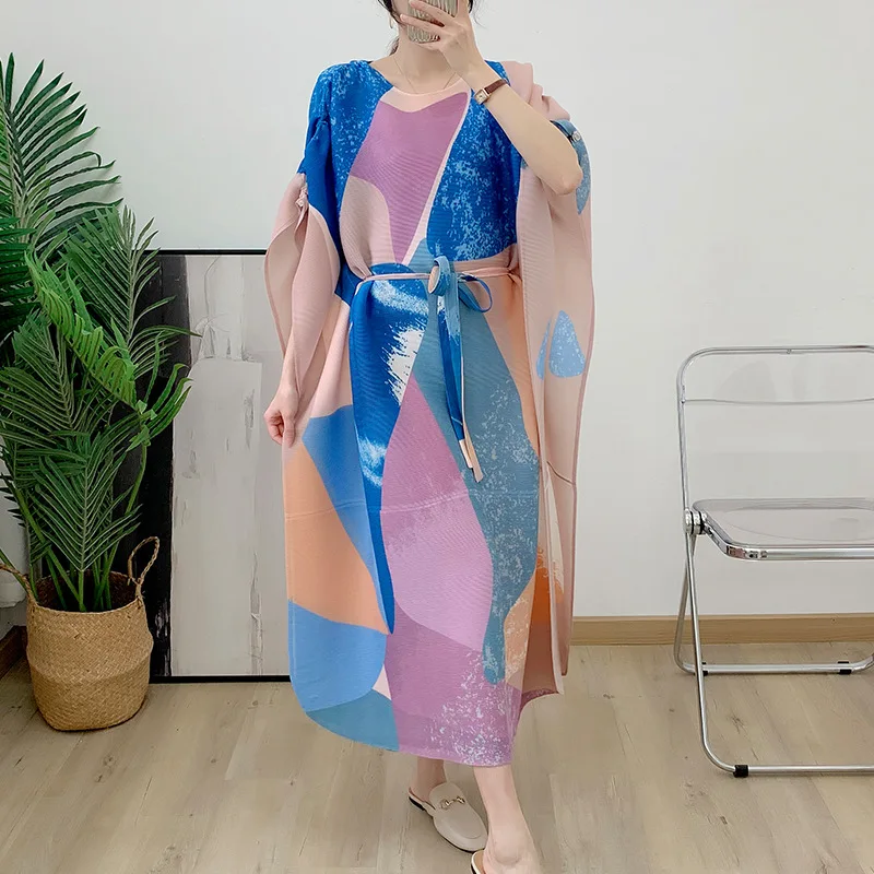 

2023 Batwing Style Printed Pleated Dress Women Round Neck Long Sleeves Belt Dresses Female Clothing Summer