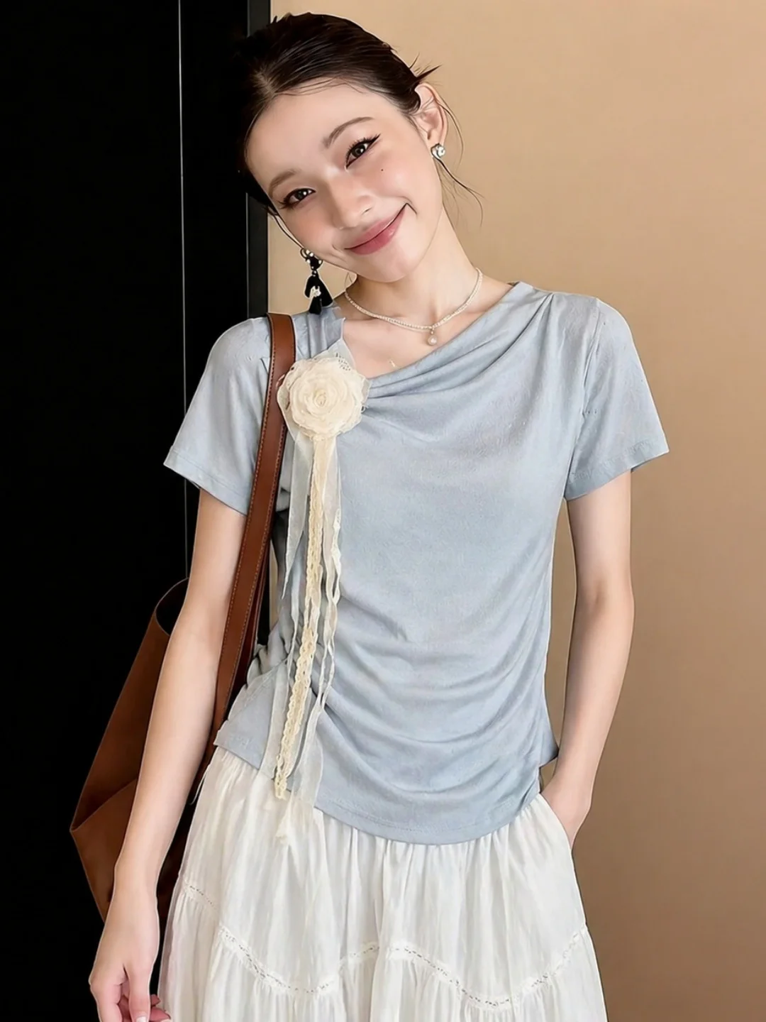 

Elegant Fashionable Short Sleeve T-Shirt with Heavy Embroidery 3D Flowers Commute Style Top Slimming Summer Casual Wear