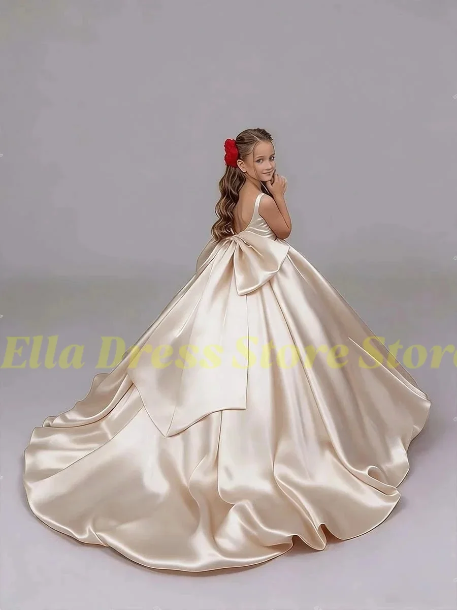 Maßgeschneidertes Satin-Blumenmädchenkleid für Hochzeiten, Rückenfreies Trägerkleid für Kommunion und Geburtstag, Hochzeitskleid mit Schleife und Rüschen, Partykleid im Großhandel – Detail 2