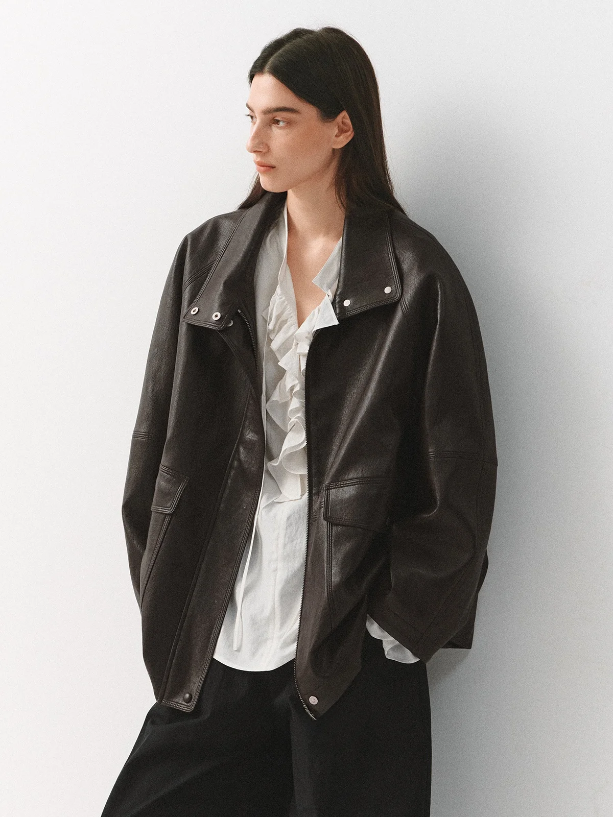 

Модная женская куртка из мягкой экокожи в стиле ретро, приталенный силуэт, из искусственной кожи, теплая, с длинными рукавами, на молнии, средней длины