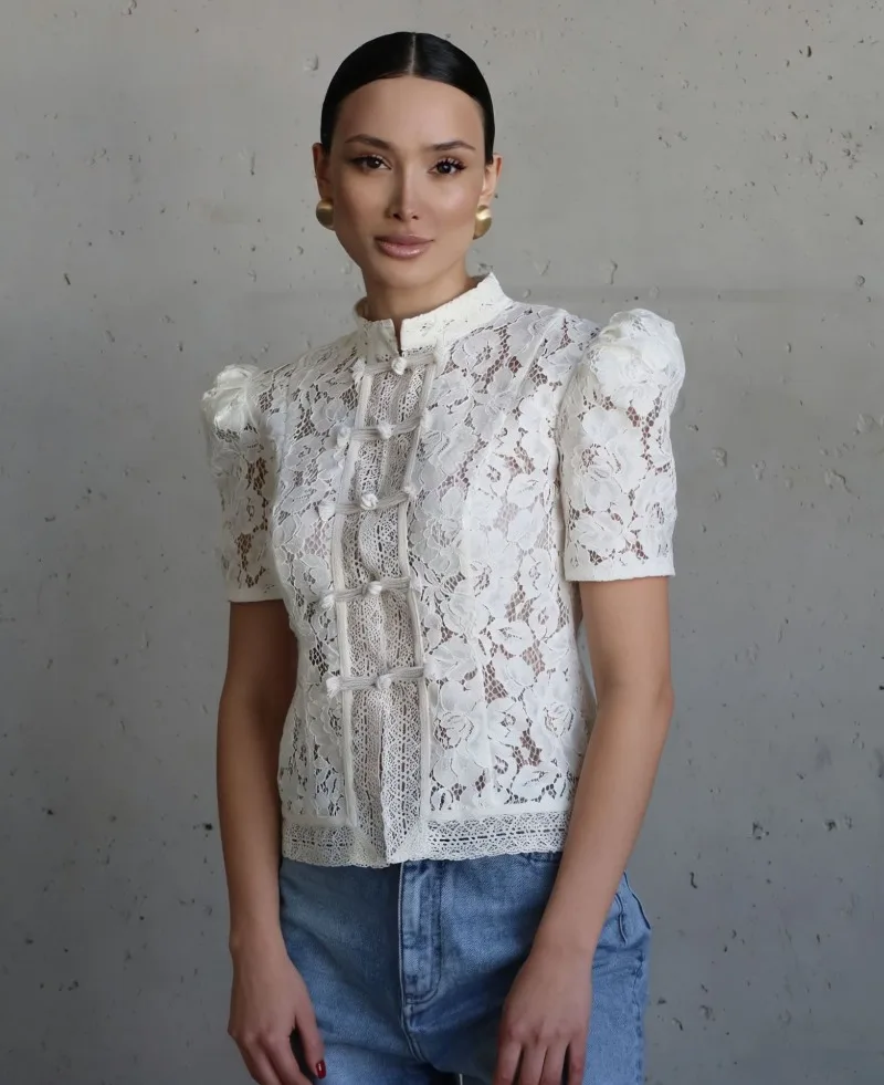 Elegante Sommer-Damenbluse mit Blumenmuster und Spitze, Stehkragen, Puffärmeln, Schlanke Passform, Einfarbig Schwarz Weiß, Tägliche Büro- und Freizeitkleidung für Frauen – Detail 10