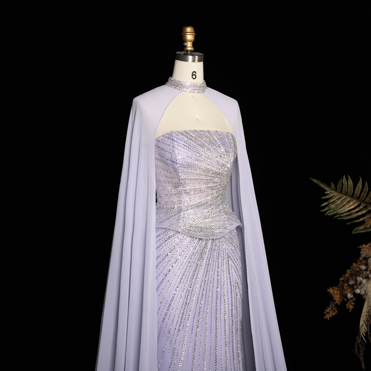 Sharon Said Luxuriöses lila Abendkleid, trägerlos, mit Kristallperlen, langer Chiffonumhang, Meerjungfrauen-Schnitt, formelles Abendkleid für besondere Anlässe, SS112 Custo – Detail 7