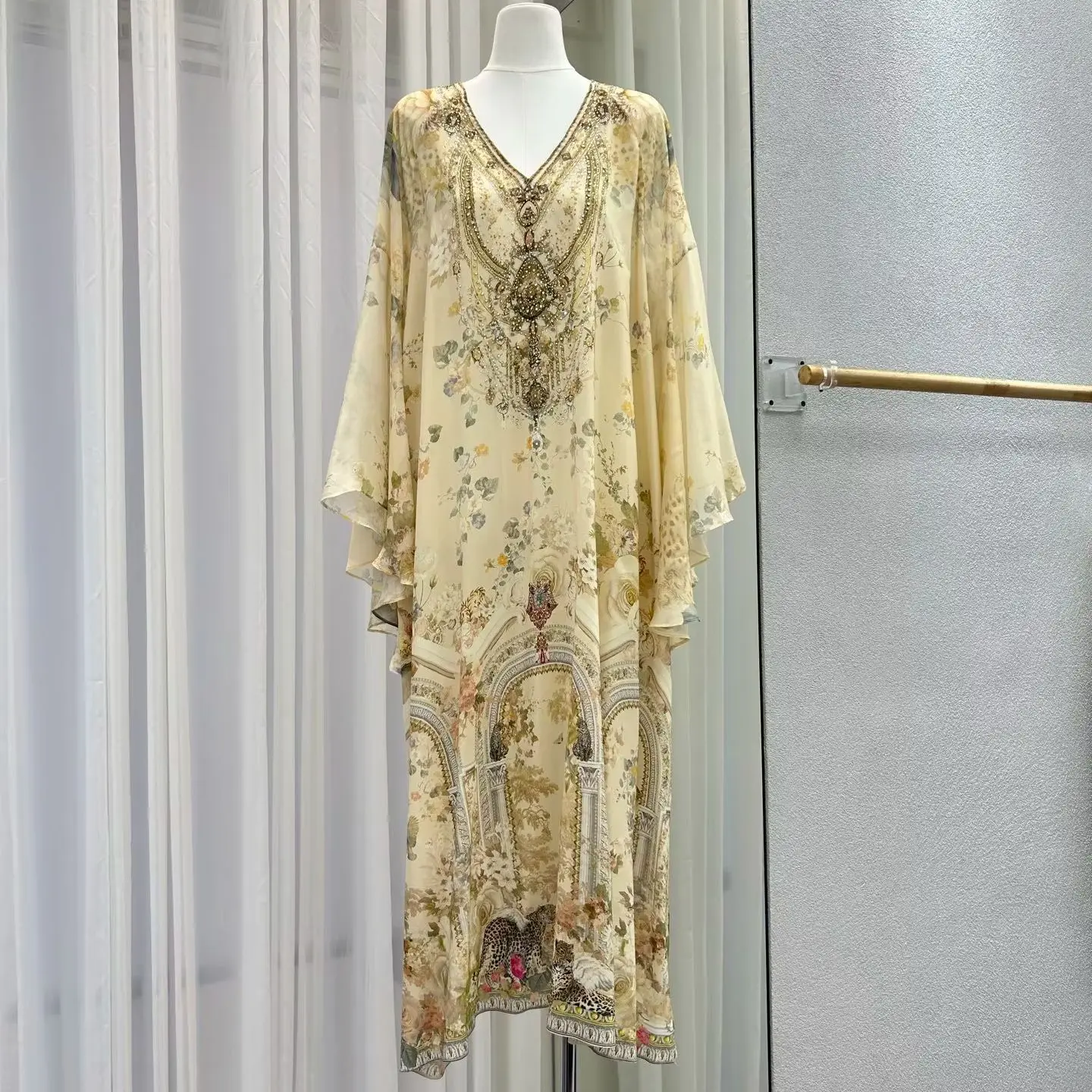 Damen-Maxikleid aus 100% Seide mit Blumenmuster, lockerem Schnitt, Kristallperlen, V-Ausschnitt und Fledermausärmeln im Vintage-Stil.