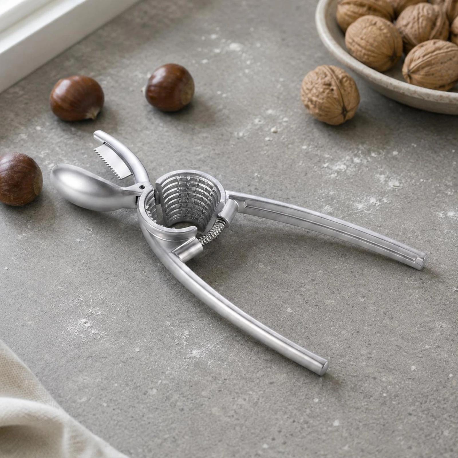 Picture 5: Manual Nutcracker Serrated Grip Walnut Sheller Clamp Nutcracker Multifunction Kitchen Tool Easy Cracking