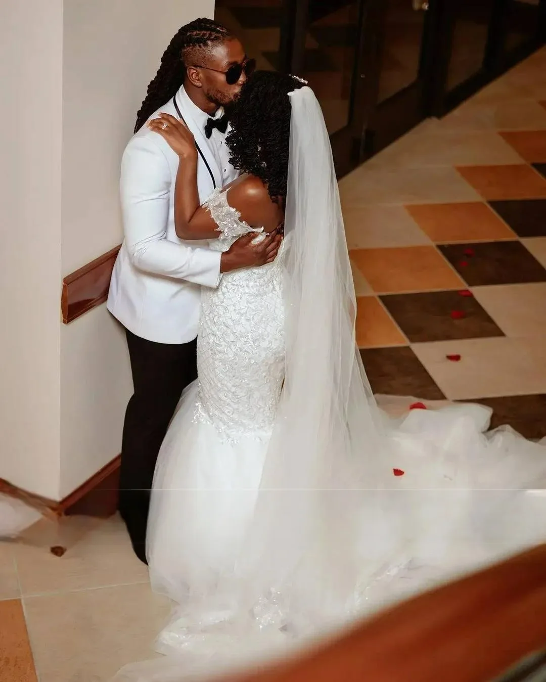 ที่กําหนดเองปิดไหล่ลูกไม้แอฟริกัน Appliques ลูกปัดชุดแต่งงาน Vestido De Noiva โบสถ์ Vintage ชุดเจ้าสาว